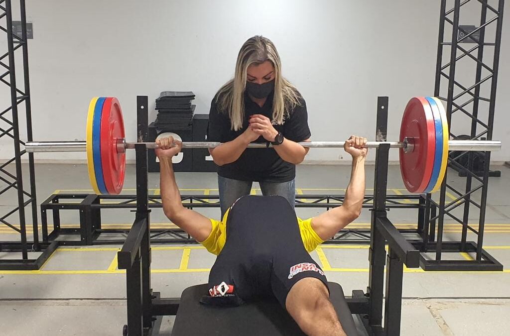 Secretaria de Esportes assina acordo para aulas de levantamento de peso com professora campeã mundial na Arena 3